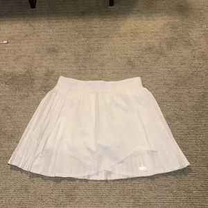 NEVER WORN Alo White Pleated Tennis Skirt
